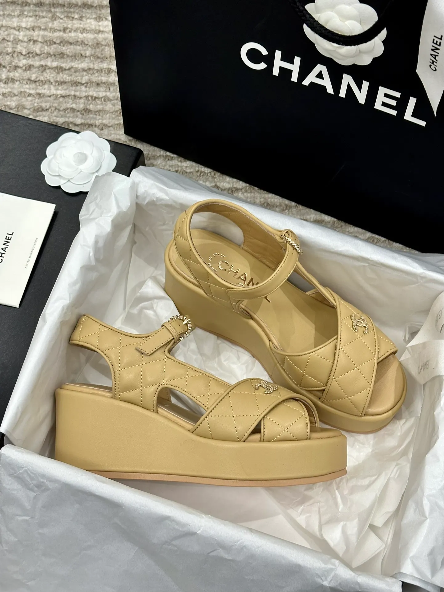 👟👟Ex-factory price 480👟👟 CHANEL C Jia Xiaoxiang 23ss new wedge heel open toe high heel sandals. Top counter quality. The moment you put it on your feet, it is still super stunning. 🔥All materials are customized according to the original version! Upper: imported first-layer calfskin/imported fragrant cloth/ lining: imported sheepskin, foot pad: sheepskin sole: outsole imported from Italy Size number: 34-40